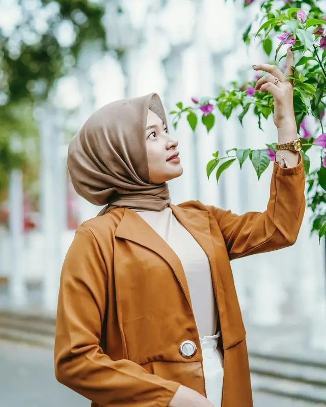 A florist holding a flower